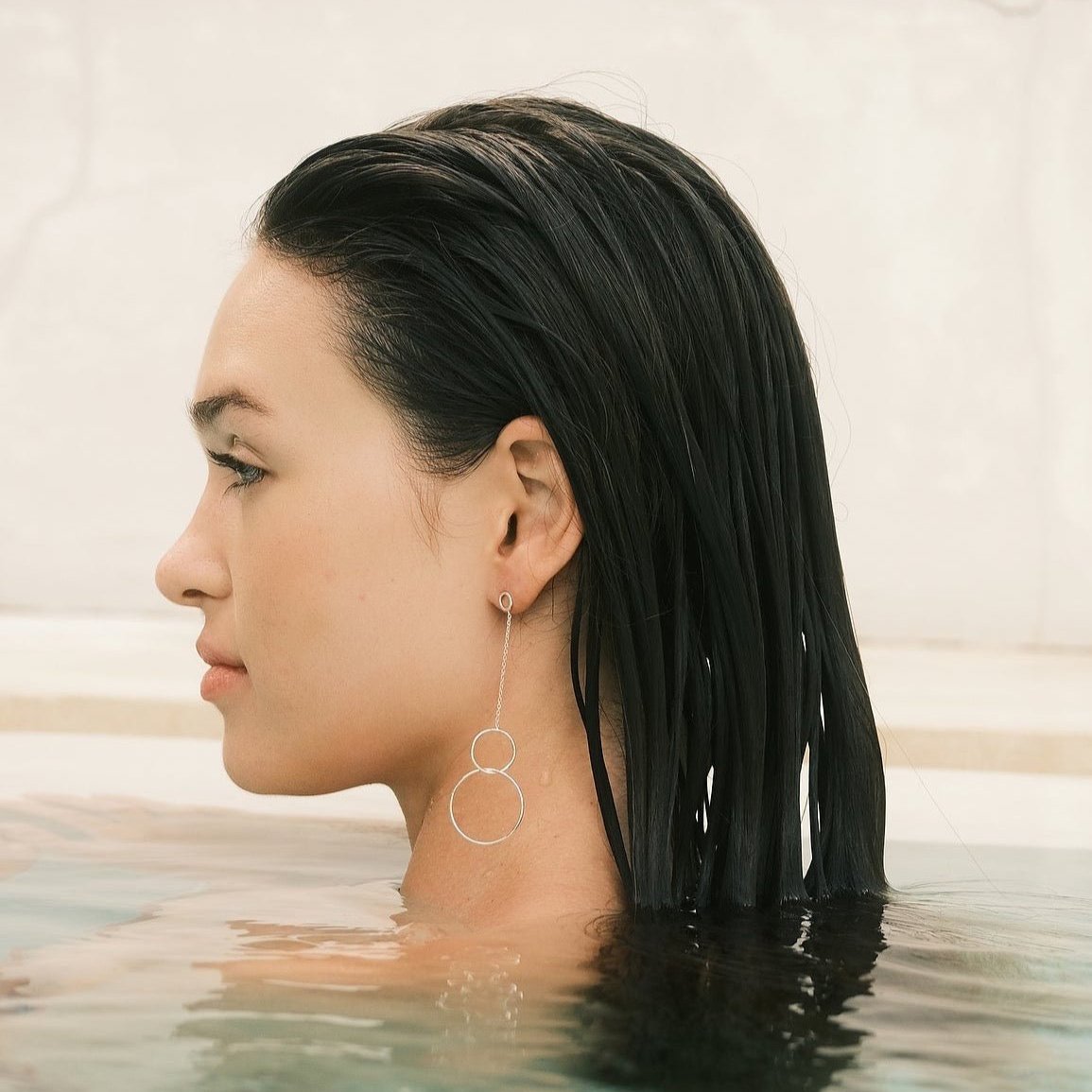 Valeria Rudenko porte les boucles d'oreilles Trinity en argent, créées par le créatrice Aurore Havenne