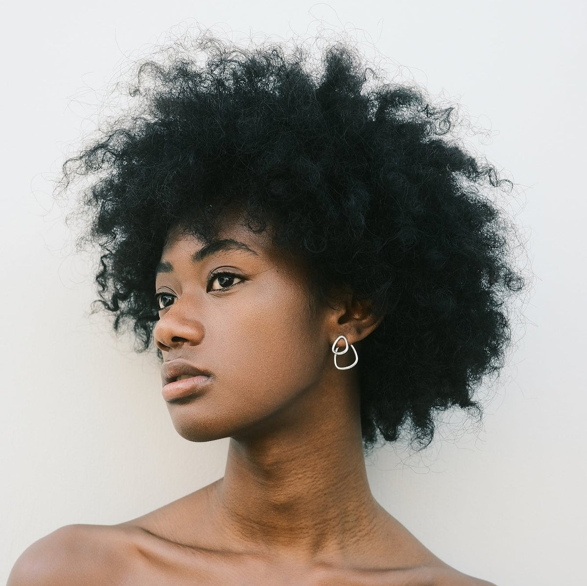 Evidence Stone porte les boucles d'oreilles Héméra Ombrée par la créatrice Aurore Havenne