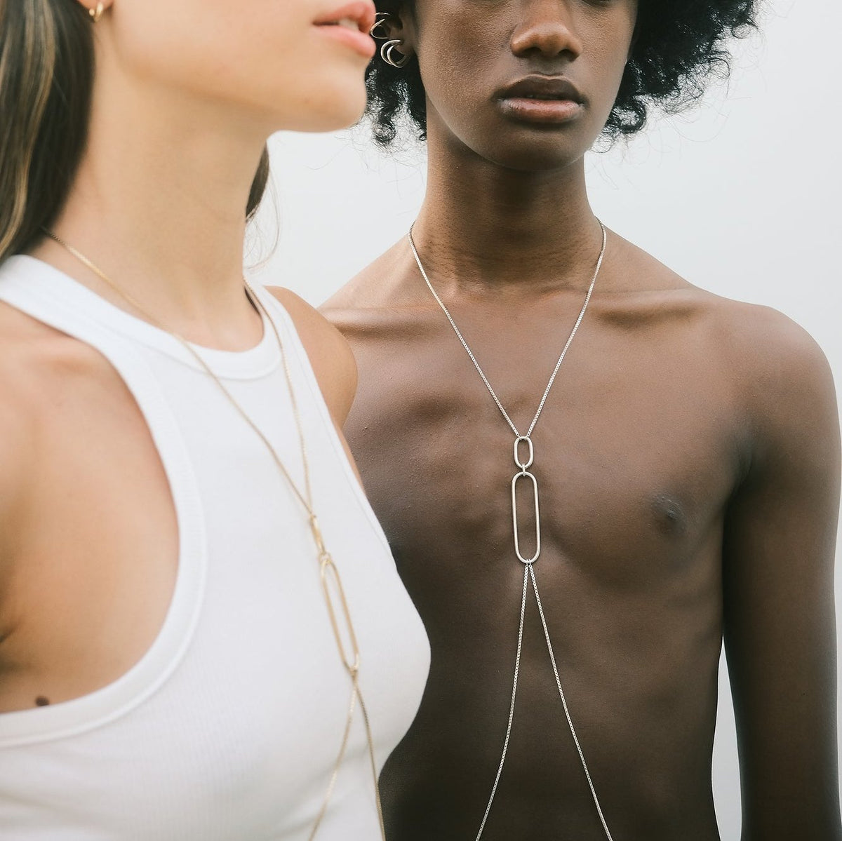 Evidence Stone et Valeria Rudenko portent les Aphéléia Body Chains créées par Aurore Havenne