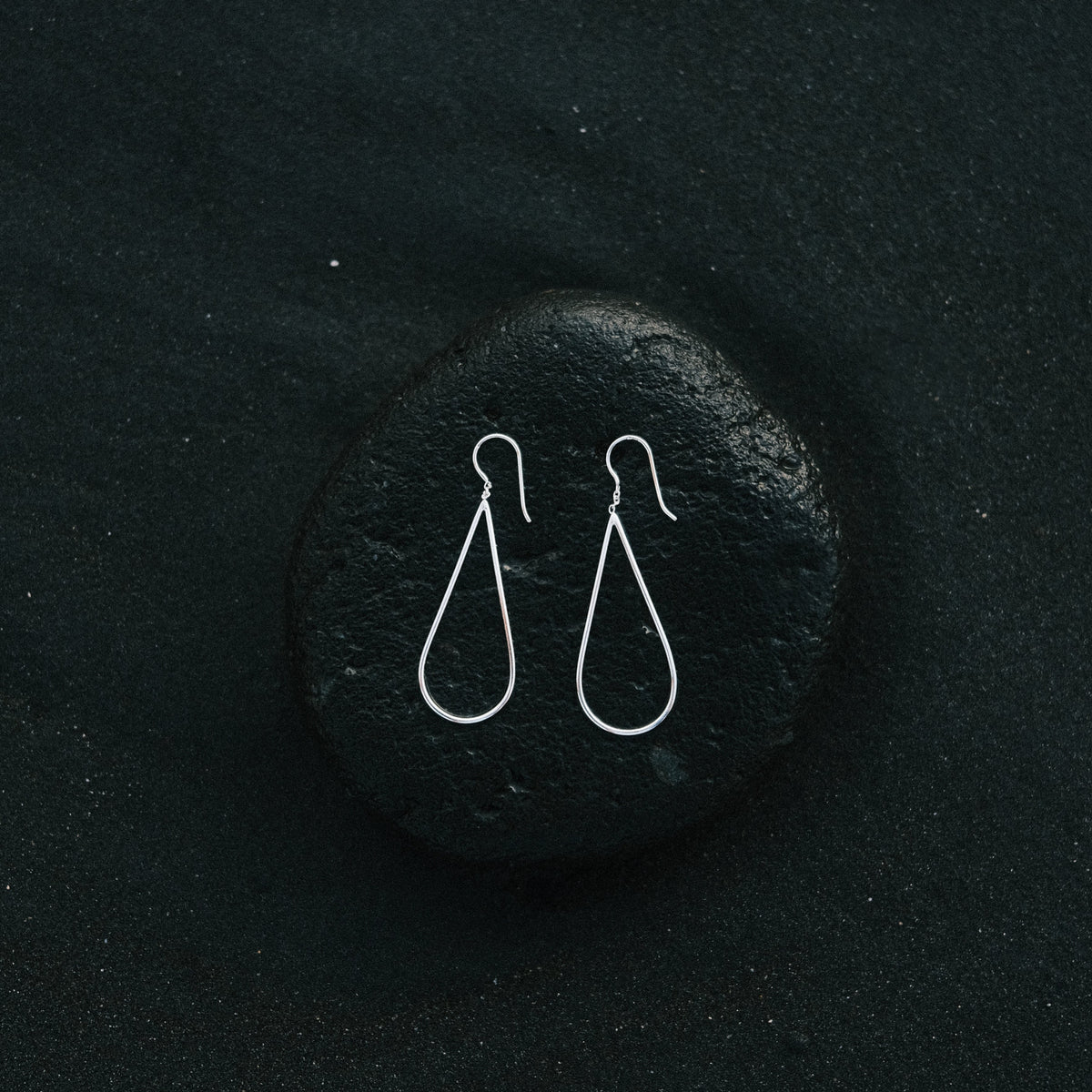 Boucles d'oreilles raindrops en argent, bijoux intemporels de la créatrice Aurore Havenne