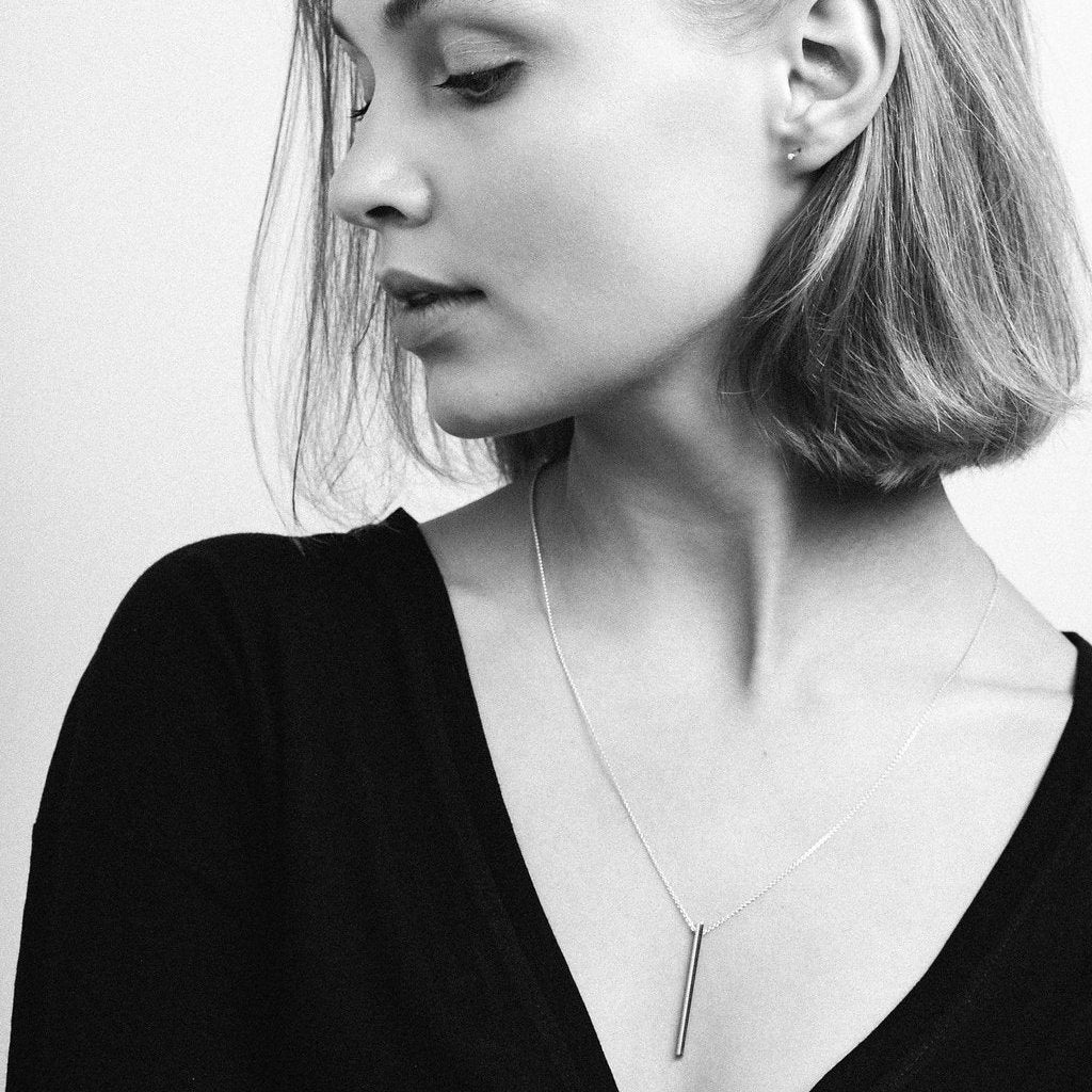 Tubular Fairmined Gold And Lab-Grown Diamond Vertical Necklace éco-responsbale en or Fairmined et diamants de laboratoire porté par Victoria Simon