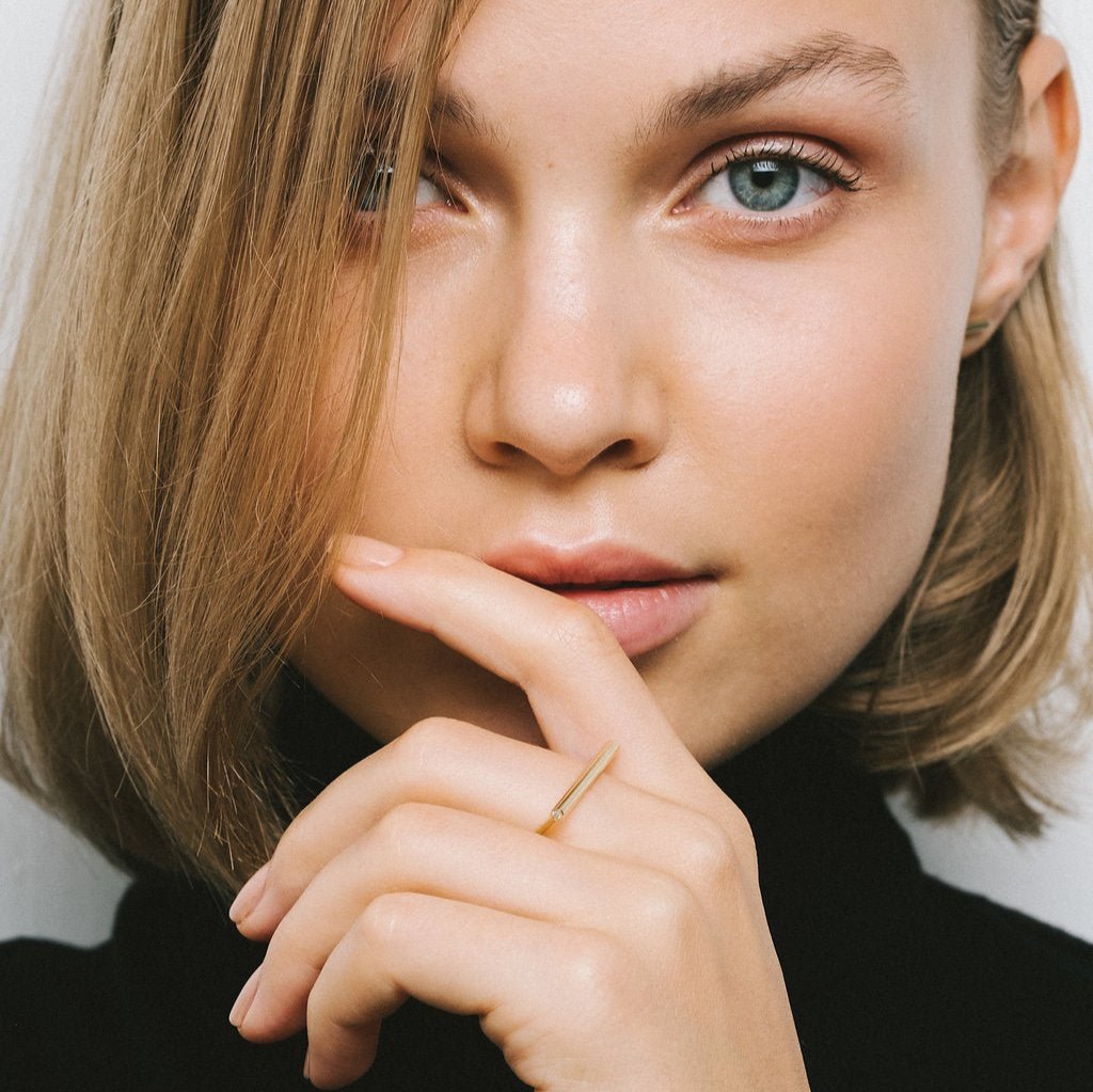 Tubular Fairmined Gold And Lab-Grown Diamond Horizontal Ring intemporelle et éthique de la créatrice Aurore Havenne en or Fairmined et diamants de laboratoire,