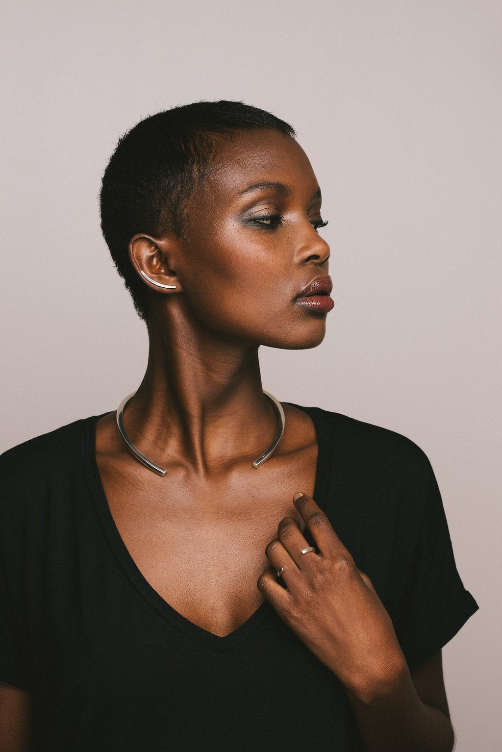 Boucles d'oreilles milla wire en argent, bijoux intemporels et minimalistes de la créatrice Aurore Havenne