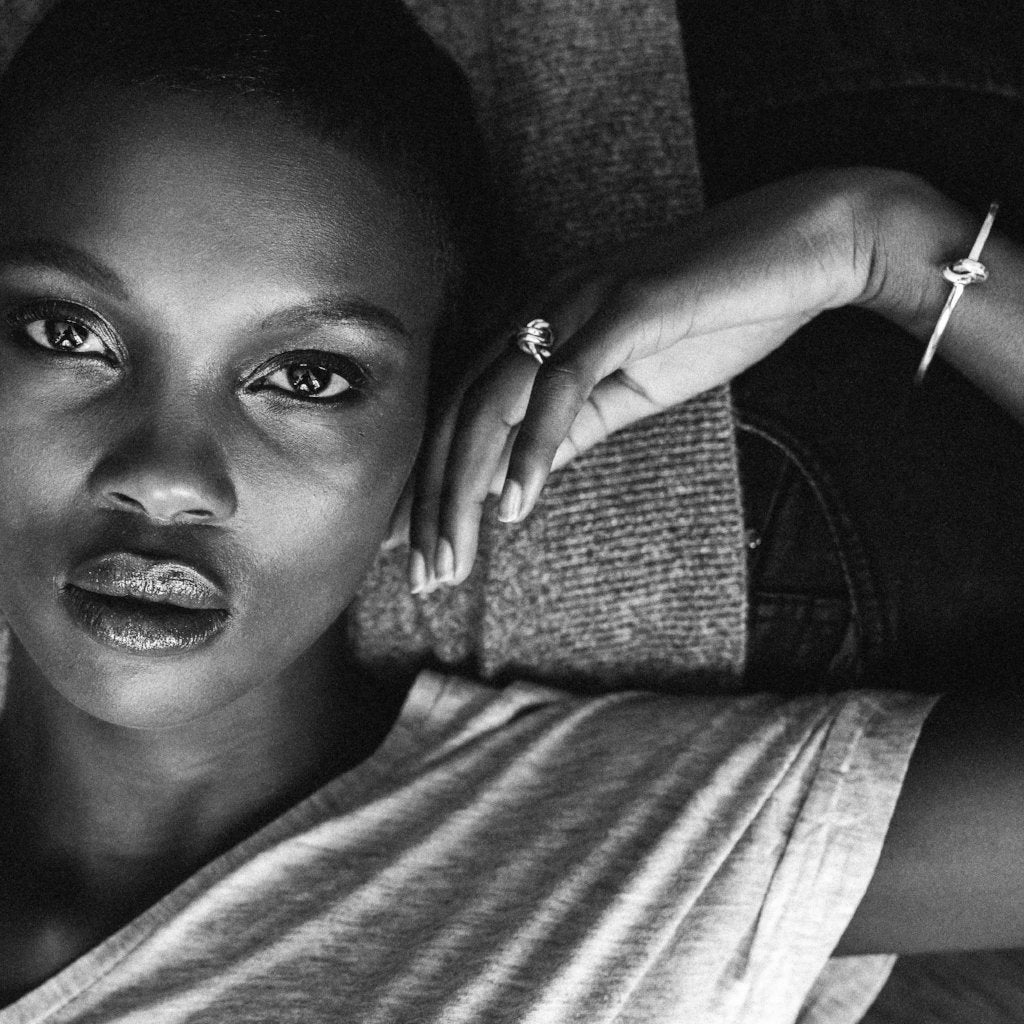 Bracelet ouvert avec un noeud en argent, à porter seul ou en supperposition