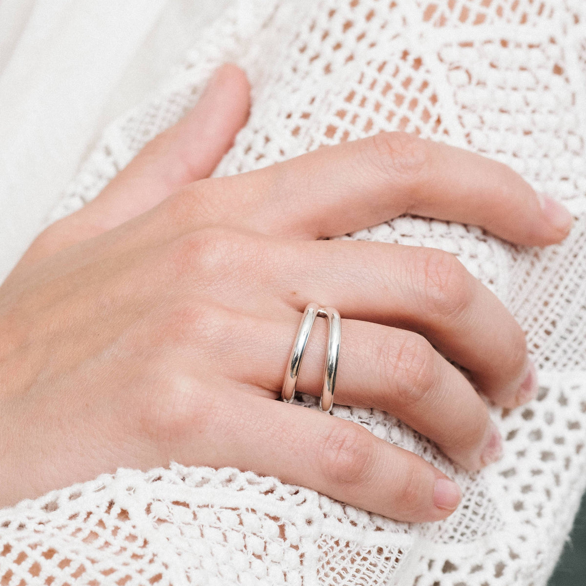 bague infinity en argent minimaliste et intemporelle unisexe bijouterie bruxelles bijoux éthiques de créateur