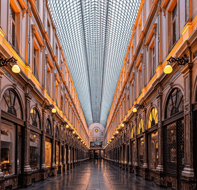 Photo des galaries royales saint-hubert, bruxelles, créatrice belge, bijoux minimalistes et éthiques en argent et or, bijou femme et homme, bijouterie fine