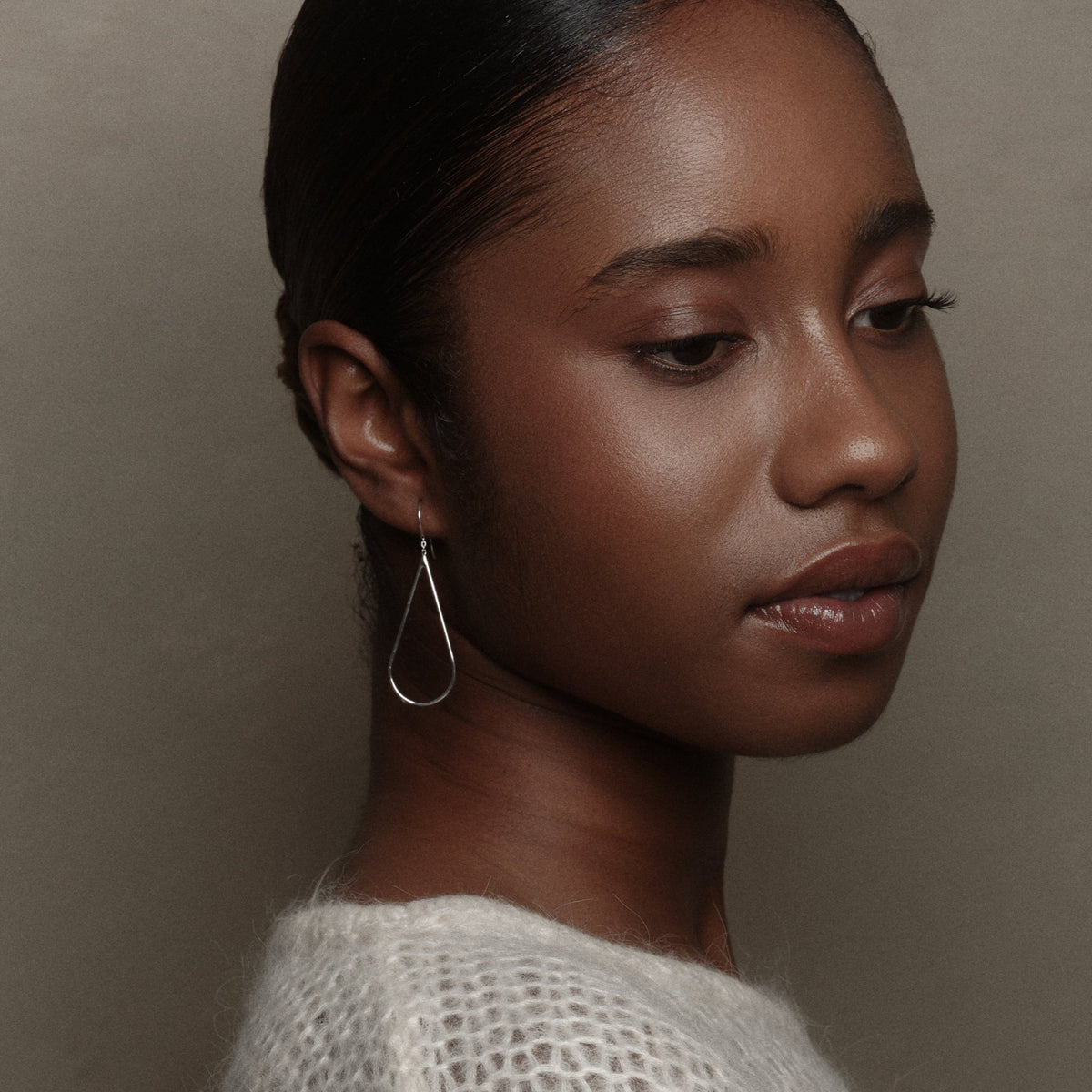 Boucles d'oreilles raindrops en argent, bijoux intemporels de la créatrice Aurore Havenne