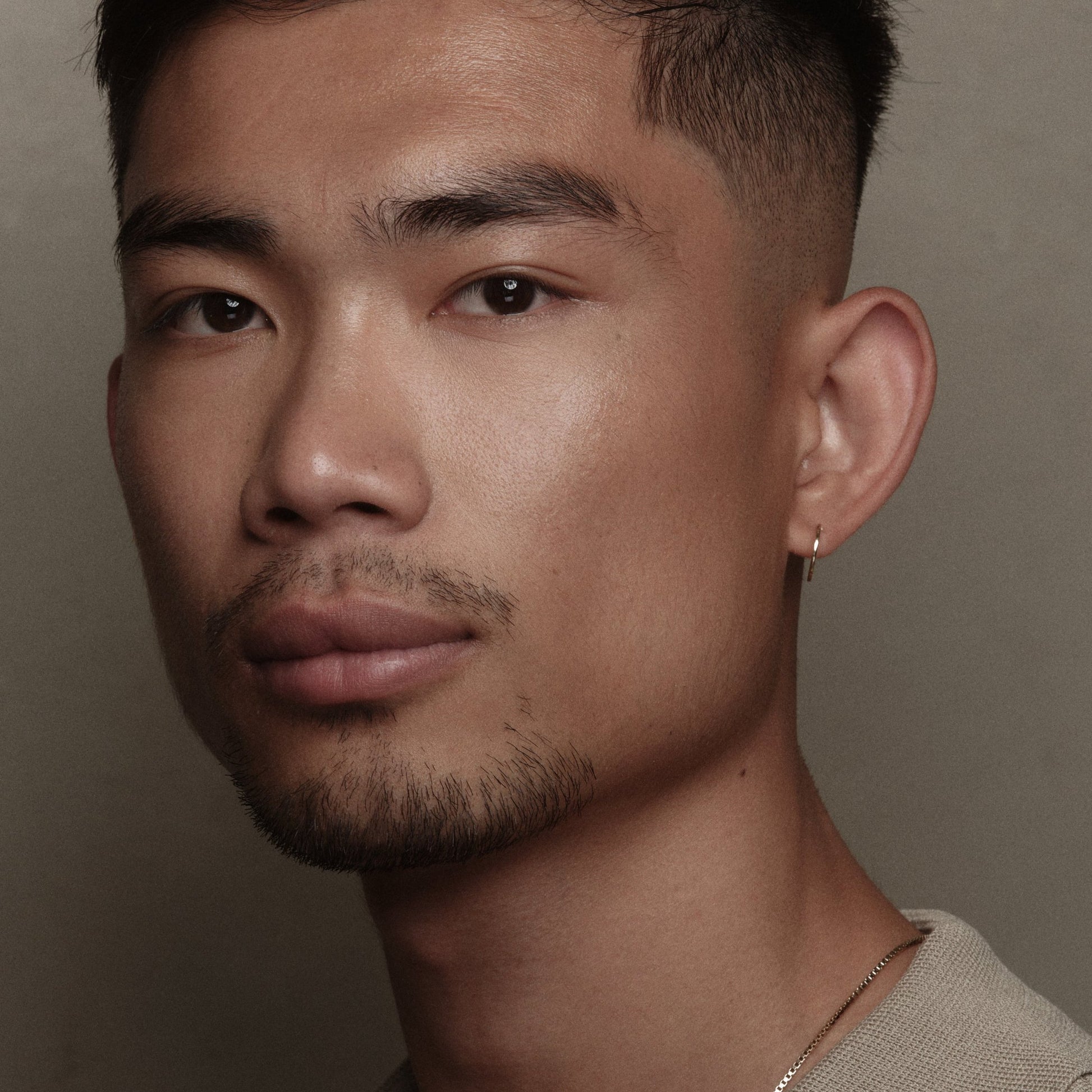 Boucles d'oreilles discrètes en argent plaqué or par la créatrice belge Aurore Havenne