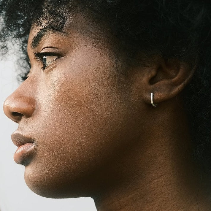 Evidence Stone porte la boucle d'oreille Japser en argent créées par Aurore Havenne