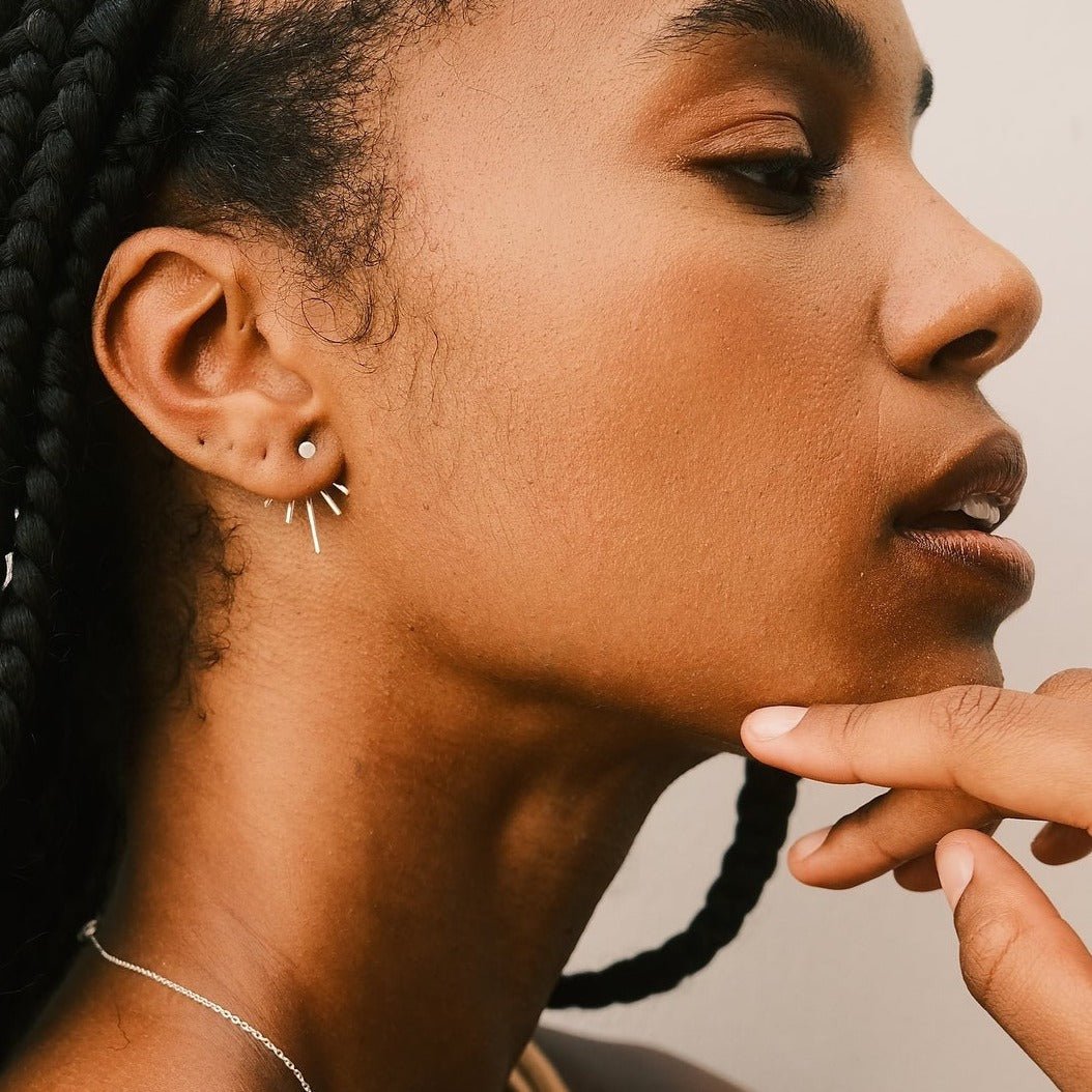 Claudia Silva Conceiçao porte la boucle d'oreilles Eva en argent créées par Aurore Havenne