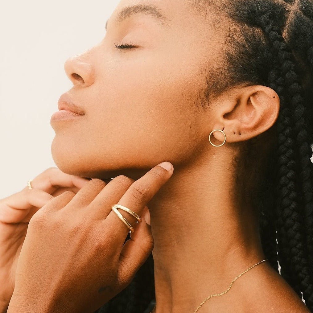 Claudia Silas Conceiçao porte les boucles d'oreilles Small Circle en argent plaqué or designer par Aurore Havenne