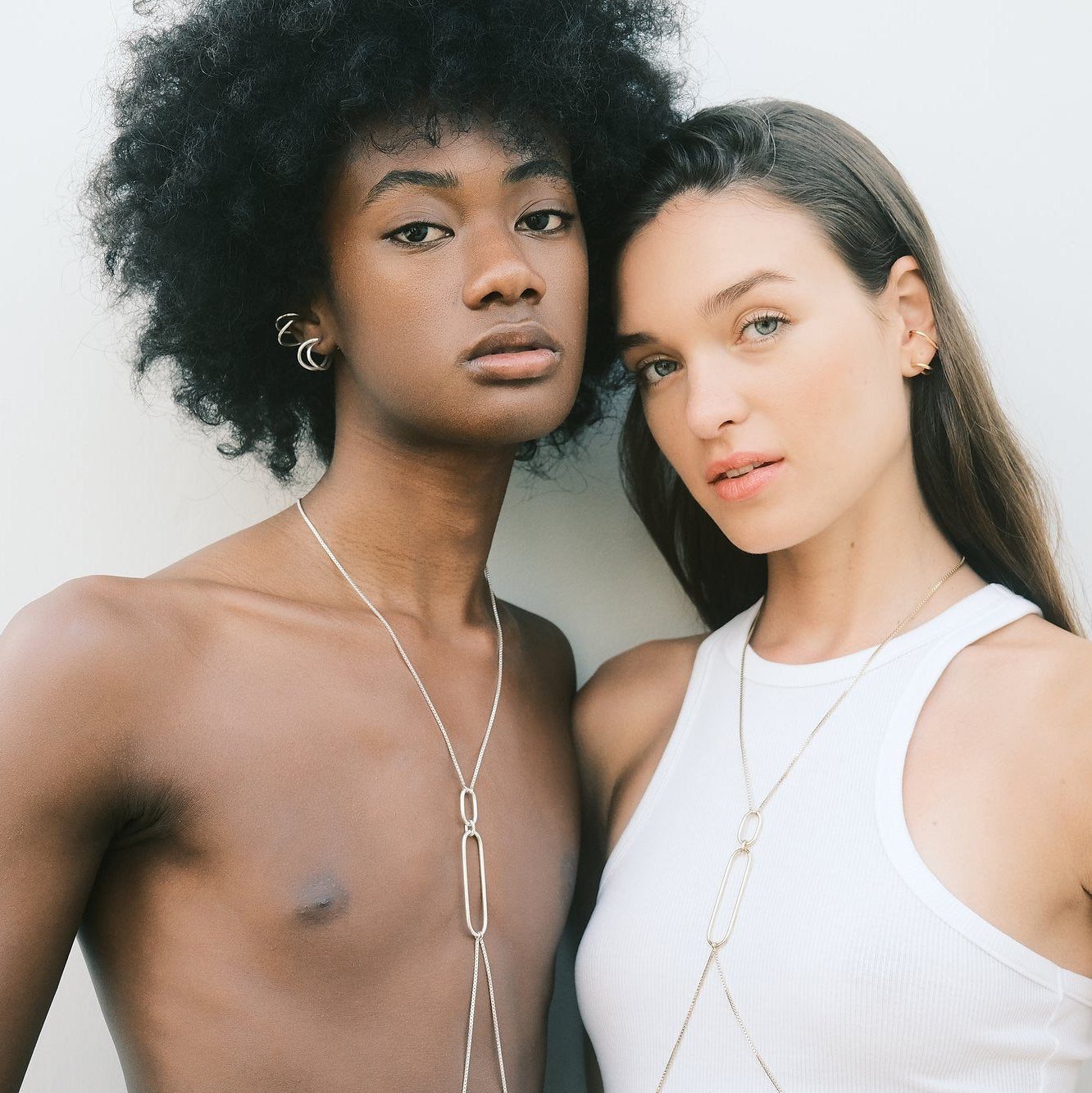 Evidence Stone et Valeria Rudenko portent le Aphéléia body chain par créatrice Aurore Havenne