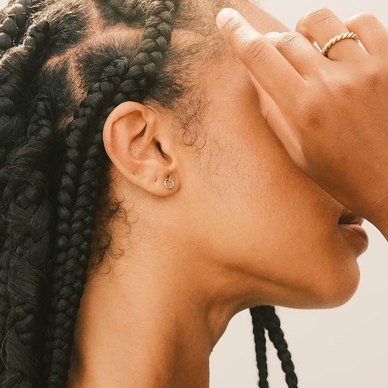 Les boucles d'oreilles Mini Circle par la créatrice de bijoux belge Aurore Havenne