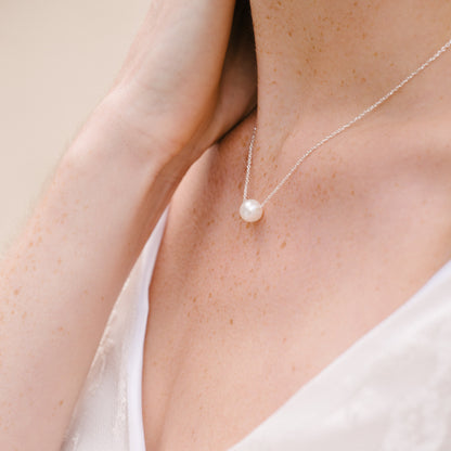 Collier de créateur belge avec perle, parfait pour les mariages