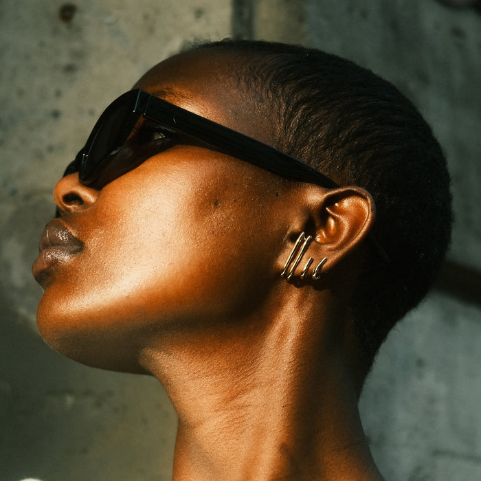 Les boucles d'oreilles non-genrées Jasper portées la Aliane Uwimana, par la créatrice belge de bijoux Aurore Havenne